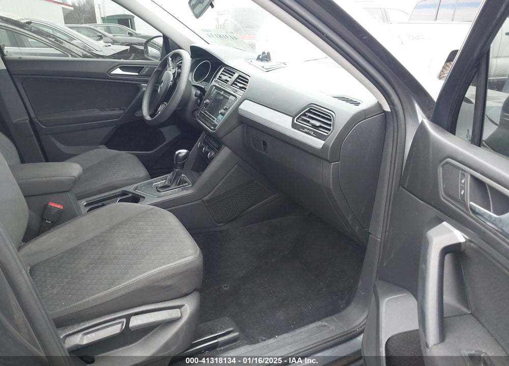 2019 VOLKSWAGEN TIGUAN VIN: 3VV1B7AX5KM077211