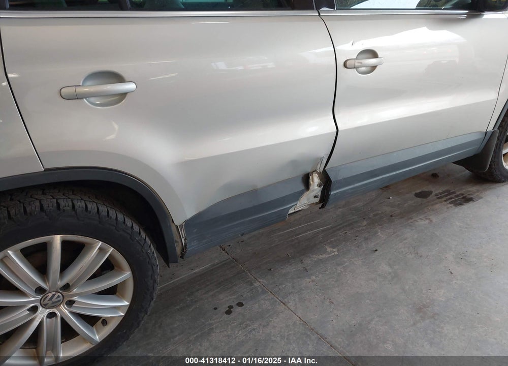 2011 VOLKSWAGEN TIGUAN SEL VIN: WVGBV7AX6BW564620