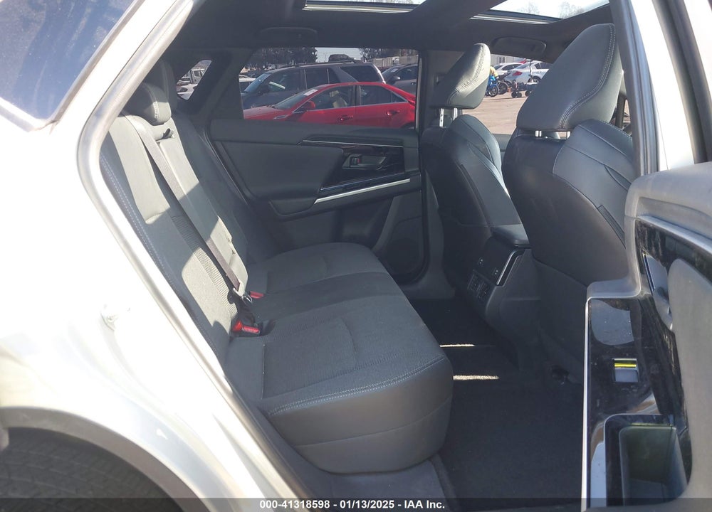 2024 TOYOTA BZ4X XLE VIN: JTMAAAAA5RA033291