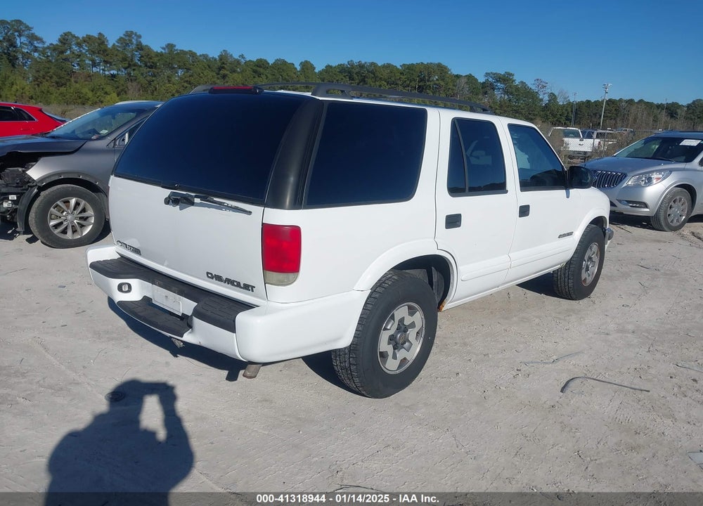 2002 CHEVROLET BLAZER LS VIN: 1GNDT13W02K111595