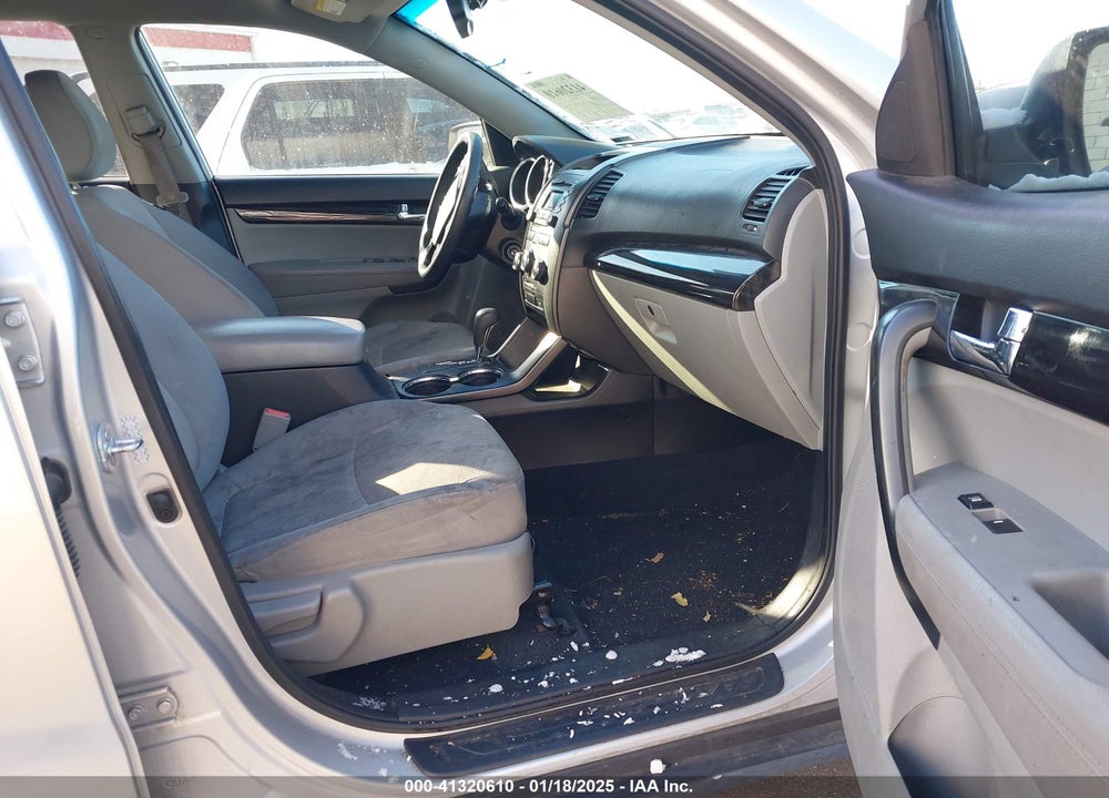 2011 KIA SORENTO LX VIN: 5XYKT3A12BG070816