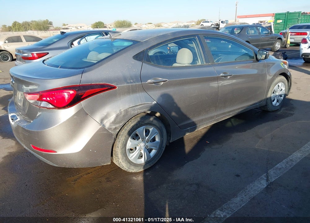 2016 HYUNDAI ELANTRA VIN: 5NPDH4AE1GH748135