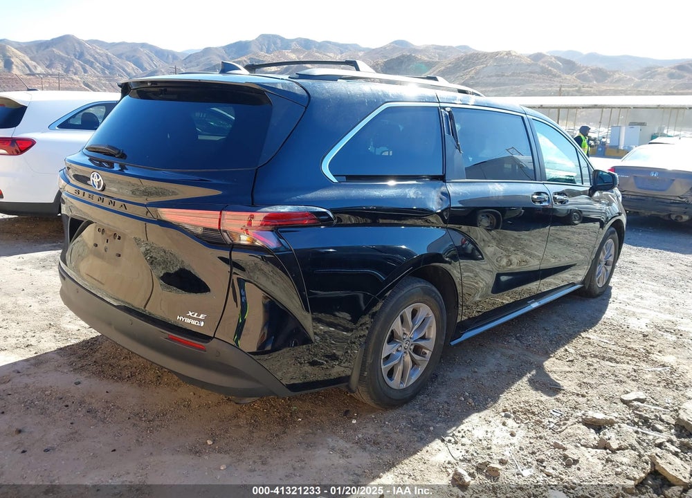 2022 TOYOTA SIENNA VIN: 5TDJRKEC4NS111003