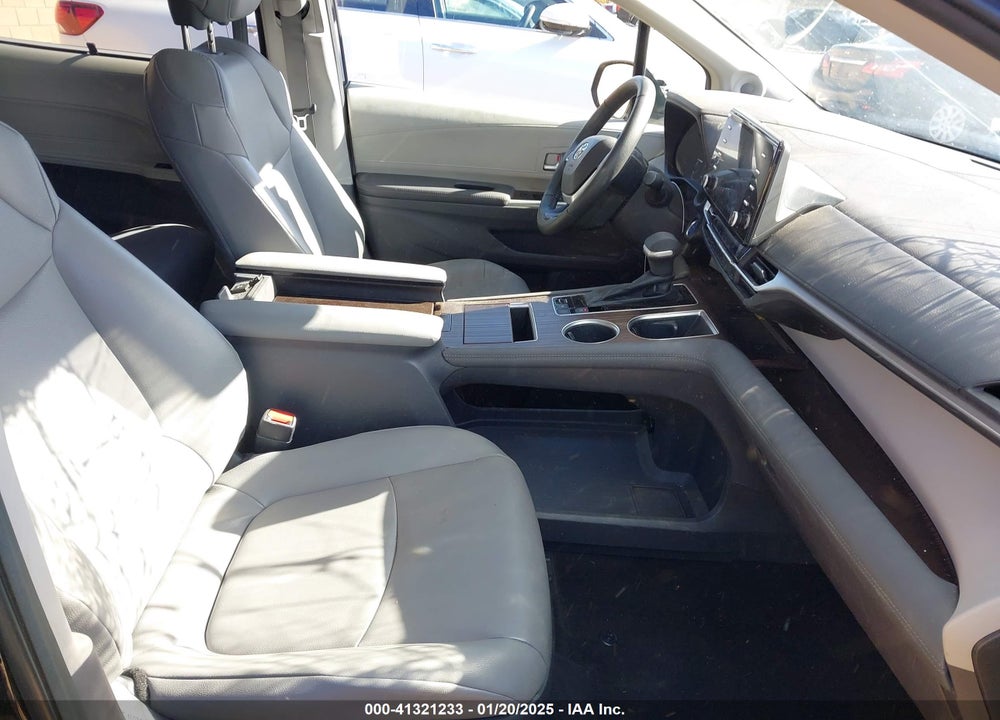 2022 TOYOTA SIENNA VIN: 5TDJRKEC4NS111003