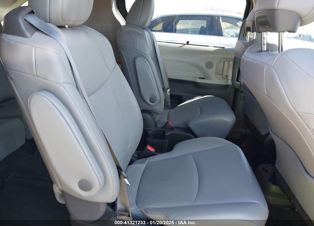 2022 TOYOTA SIENNA VIN: 5TDJRKEC4NS111003