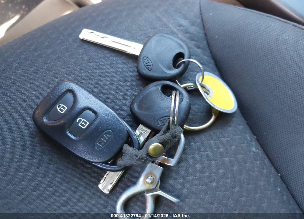 2013 KIA SORENTO LX VIN: 5XYKT3A6XDG406288