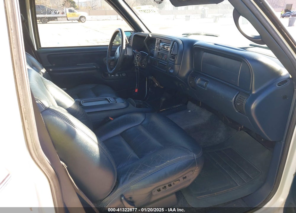 1998 CHEVROLET SUBURBAN 1500 VIN: 1GNFK16R5WJ352873