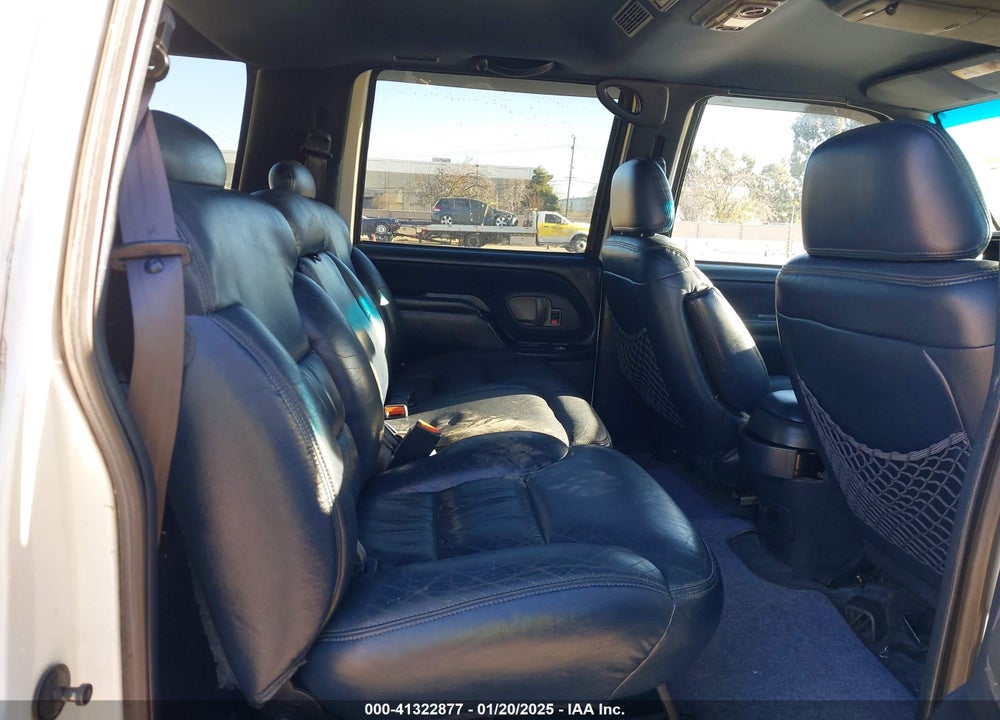1998 CHEVROLET SUBURBAN 1500 VIN: 1GNFK16R5WJ352873
