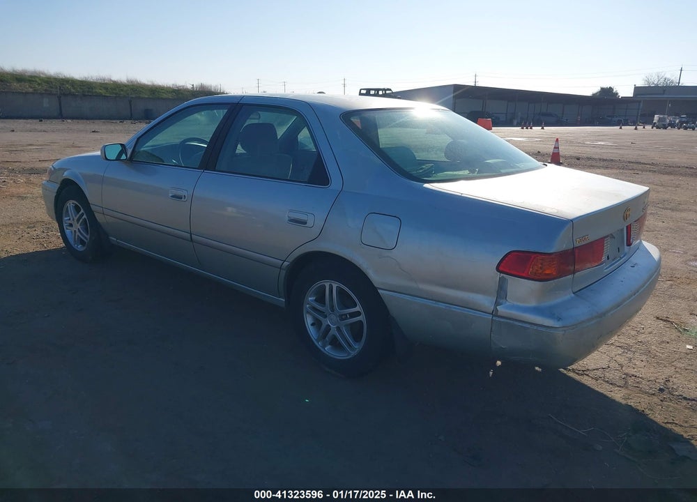2000 TOYOTA CAMRY LE VIN: JT2BG22K1Y0411118