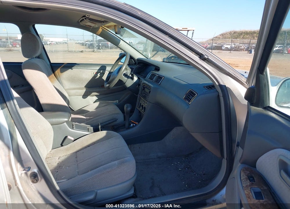 2000 TOYOTA CAMRY LE VIN: JT2BG22K1Y0411118