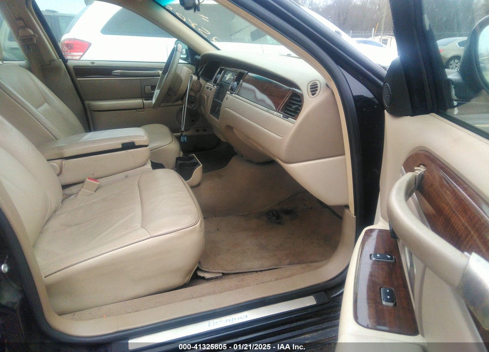 2007 LINCOLN TOWN CAR VIN: 1LNHM83V97Y600424