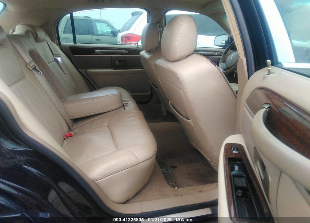 2007 LINCOLN TOWN CAR VIN: 1LNHM83V97Y600424