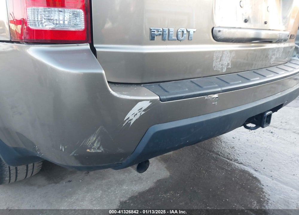 2009 HONDA PILOT LX VIN: 5FNYF382X9B010056