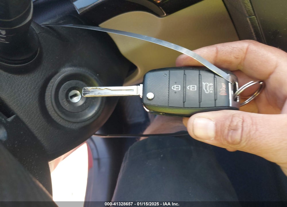 2015 KIA SORENTO LX VIN: 5XYKTDA66FG552664