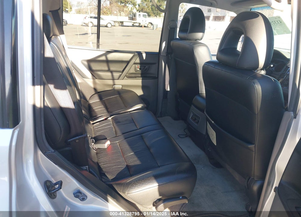 2001 MITSUBISHI MONTERO LIMITED VIN: JA4MW51R11J022220