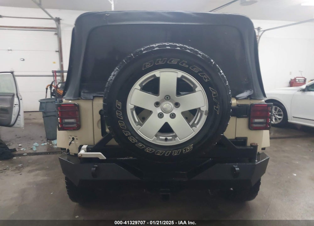 2011 JEEP WRANGLER UNLIMITED SAHARA VIN: 1J4HA5H19BL576238