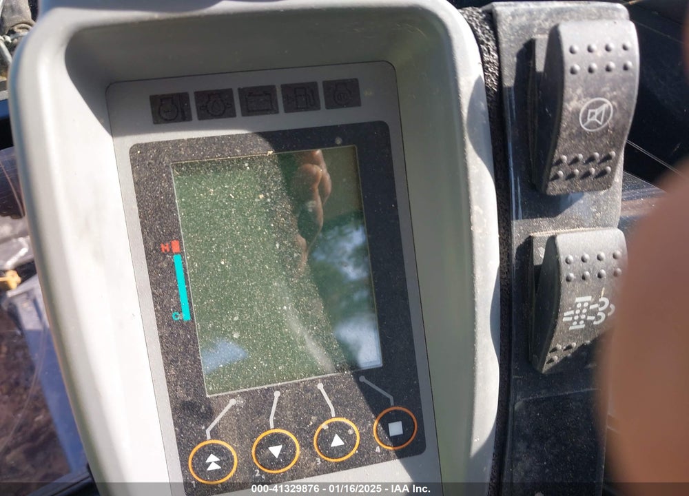2023 JOHN DEERE COMPACT EXCAVATOR VIN: 1FF060PAEPJ000752
