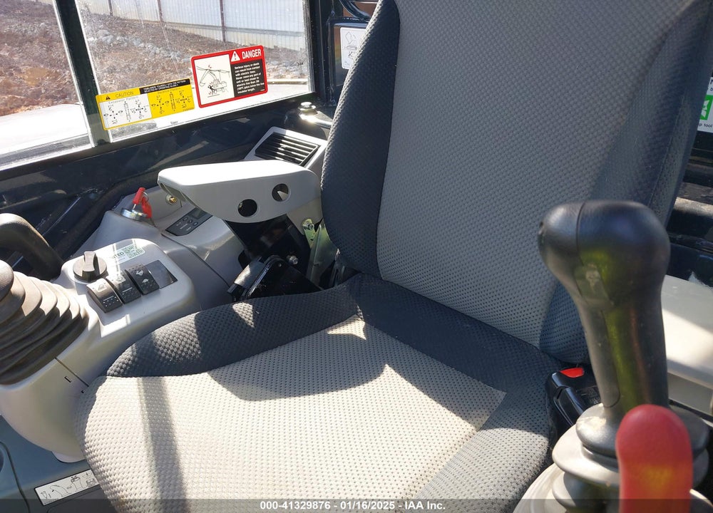 2023 JOHN DEERE COMPACT EXCAVATOR VIN: 1FF060PAEPJ000752