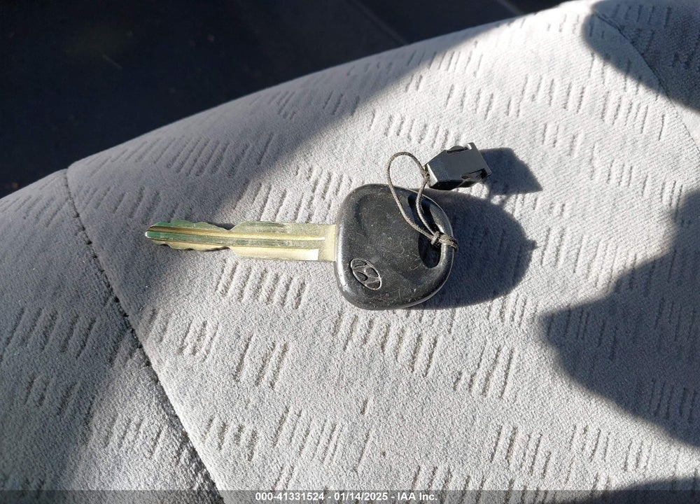 2005 HYUNDAI ELANTRA VIN: KMHDN46D75U171053