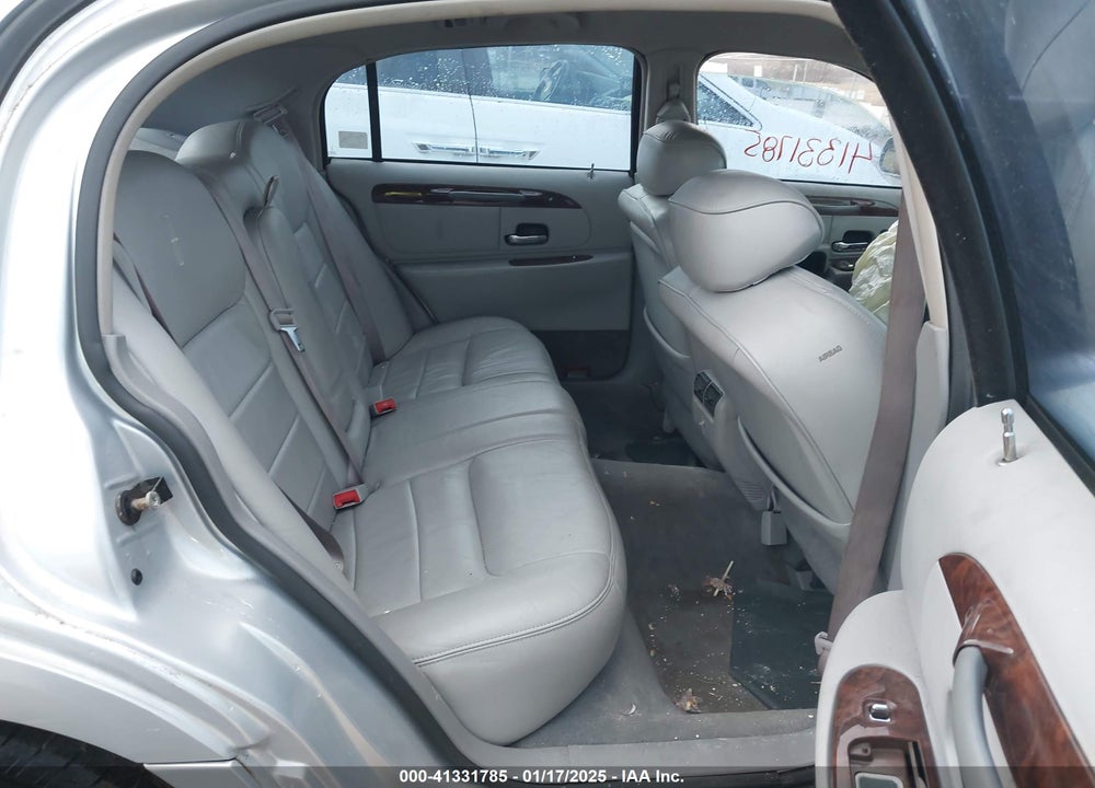 2002 LINCOLN TOWN CAR EXECUTIVE VIN: 1LNHM81WX2Y633467