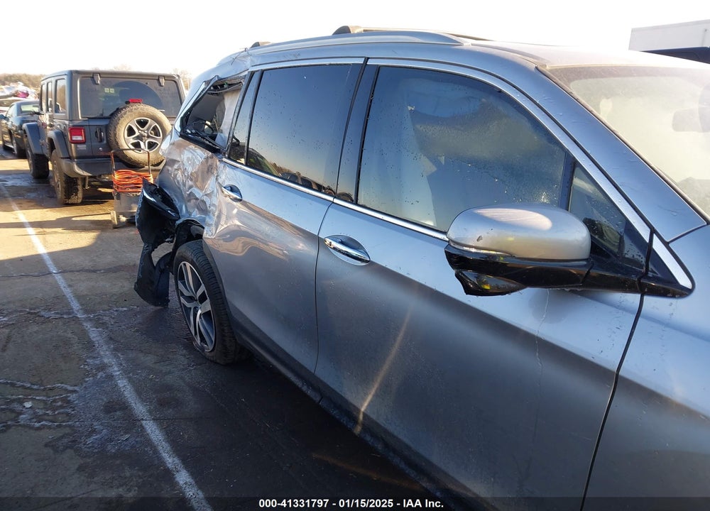 2017 HONDA PILOT TOURING VIN: 5FNYF5H92HB030390