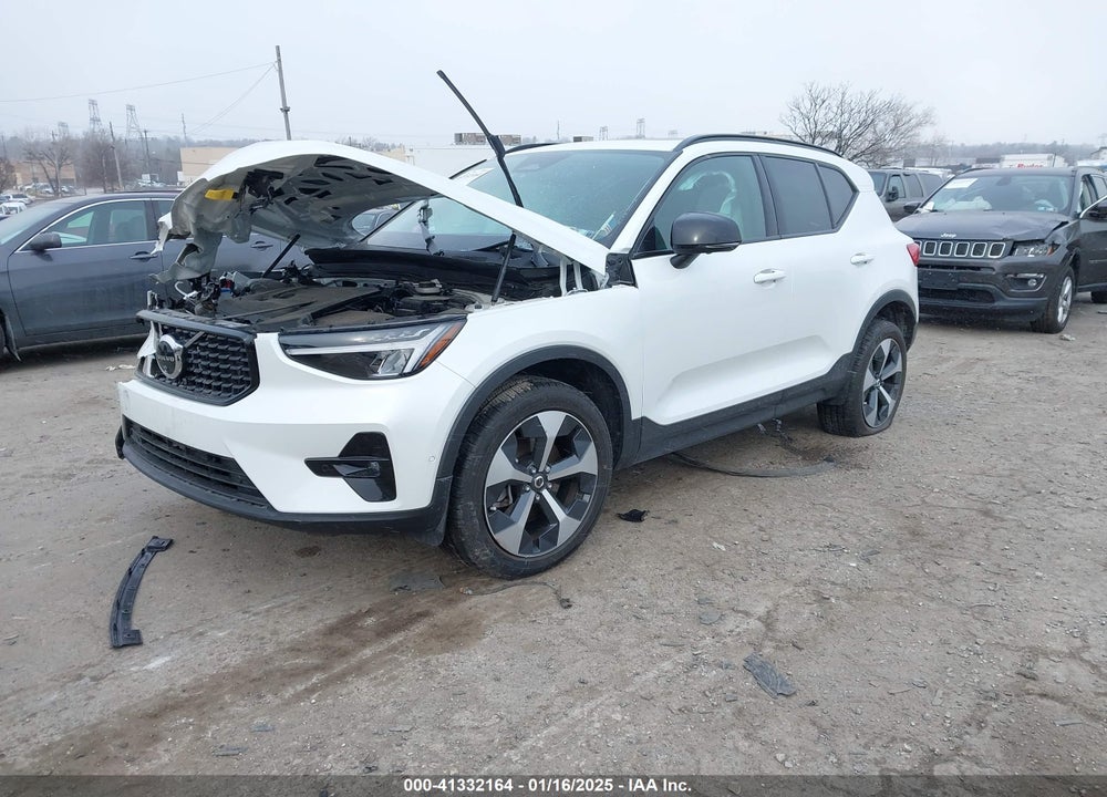 2023 VOLVO XC40 B5 PLUS DARK THEME VIN: YV4L12UW4P2103325