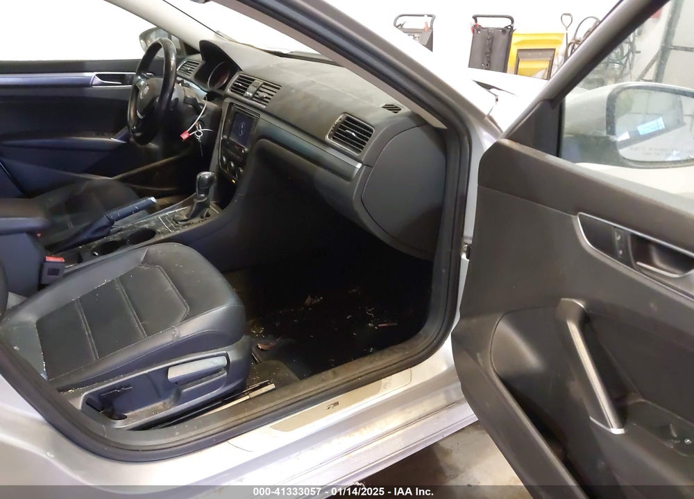 2018 VOLKSWAGEN PASSAT VIN: 1VWAA7A30JC037243