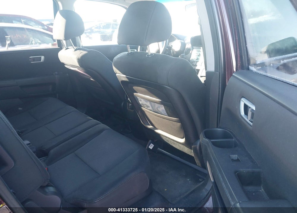 2011 HONDA PILOT EX VIN: 5FNYF4H43BB024037