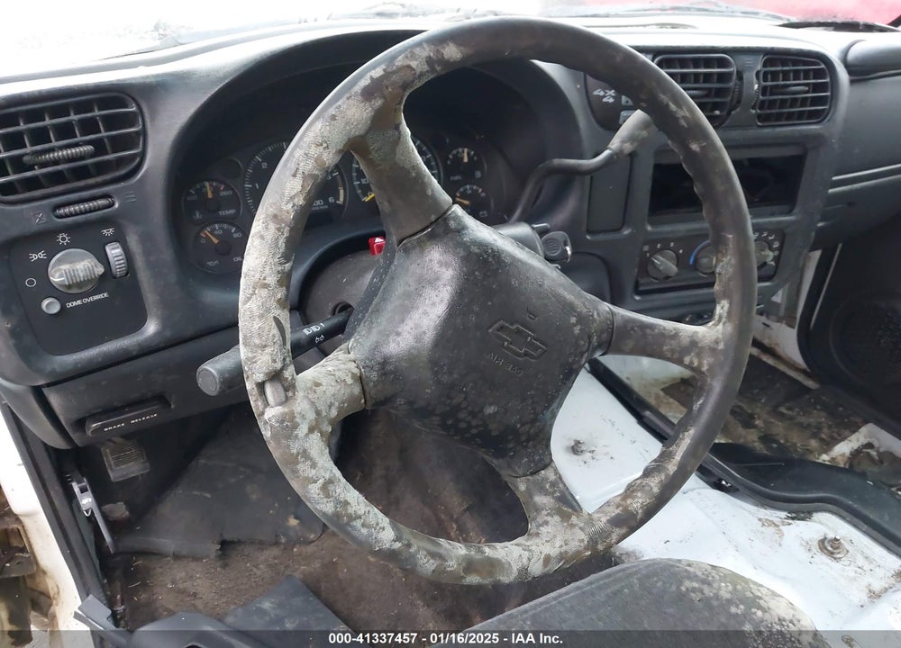 2000 CHEVROLET BLAZER LS VIN: 1GNCT18W6YK294336