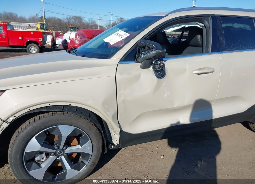 2025 VOLVO XC40 B5 PLUS BRIGHT THEME VIN: YV4L12UE4S2454977