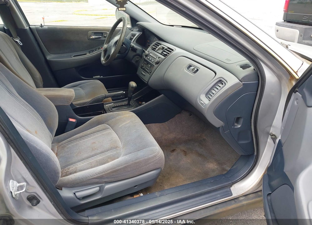 2000 HONDA ACCORD 2.3 LX VIN: 1HGCG5641YA024833