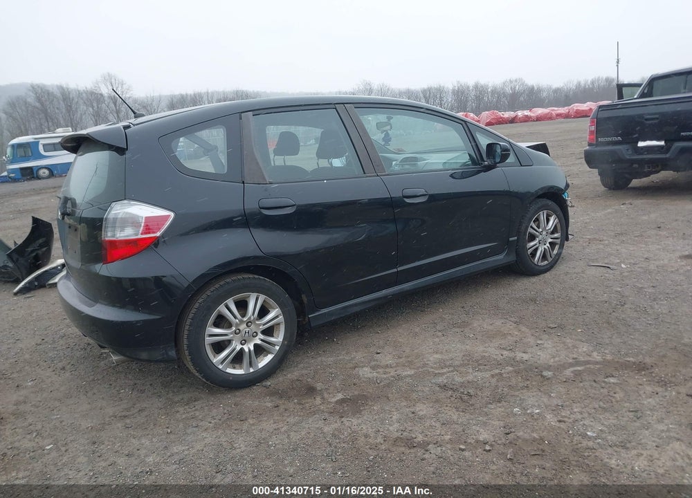 2011 HONDA FIT SPORT VIN: JHMGE8H52BS006208