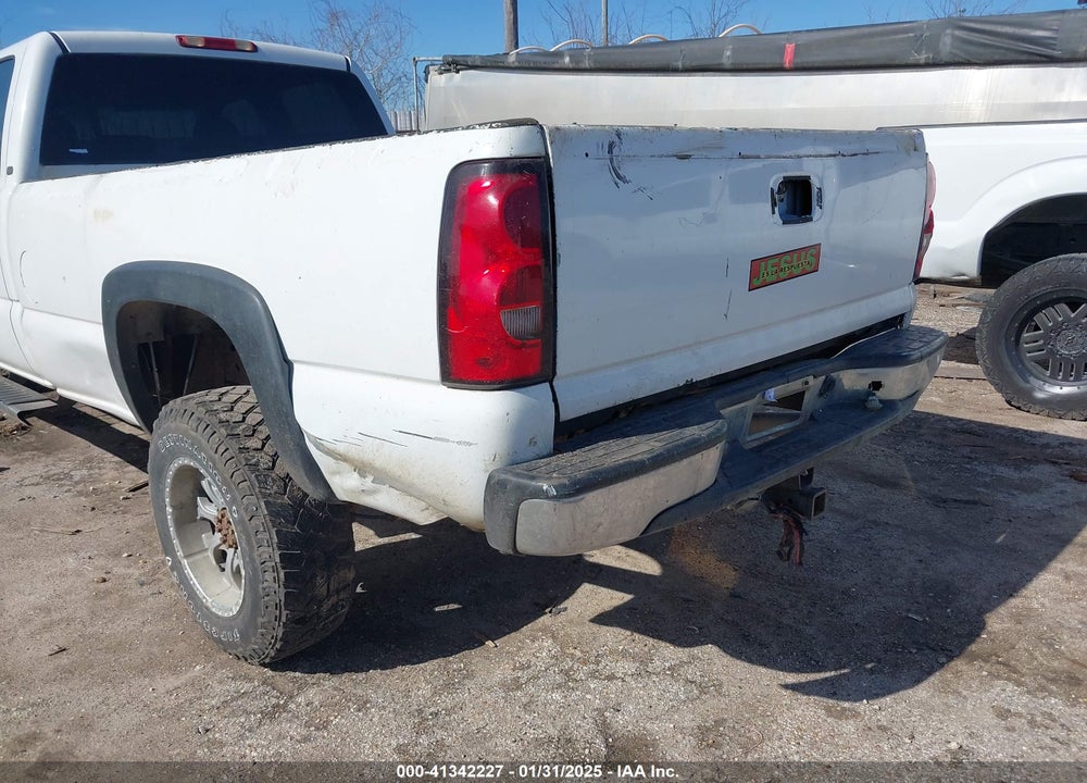 2005 CHEVROLET SILVERADO 2500HD WORK TRUCK VIN: 1GCHC23275F924586