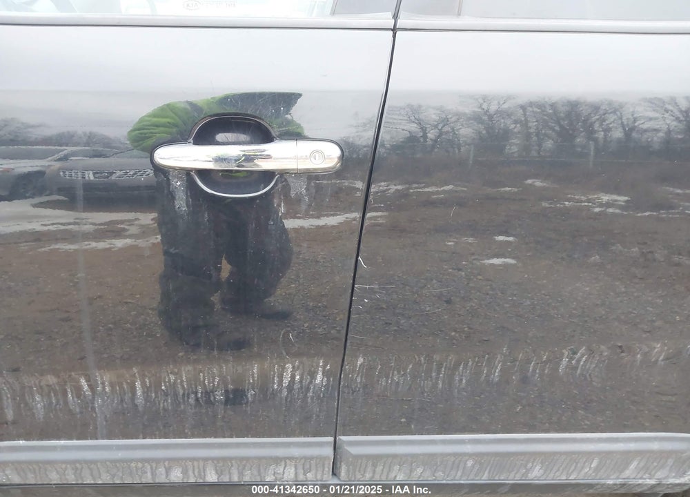 2011 KIA SORENTO LX VIN: 5XYKTCA18BG066169