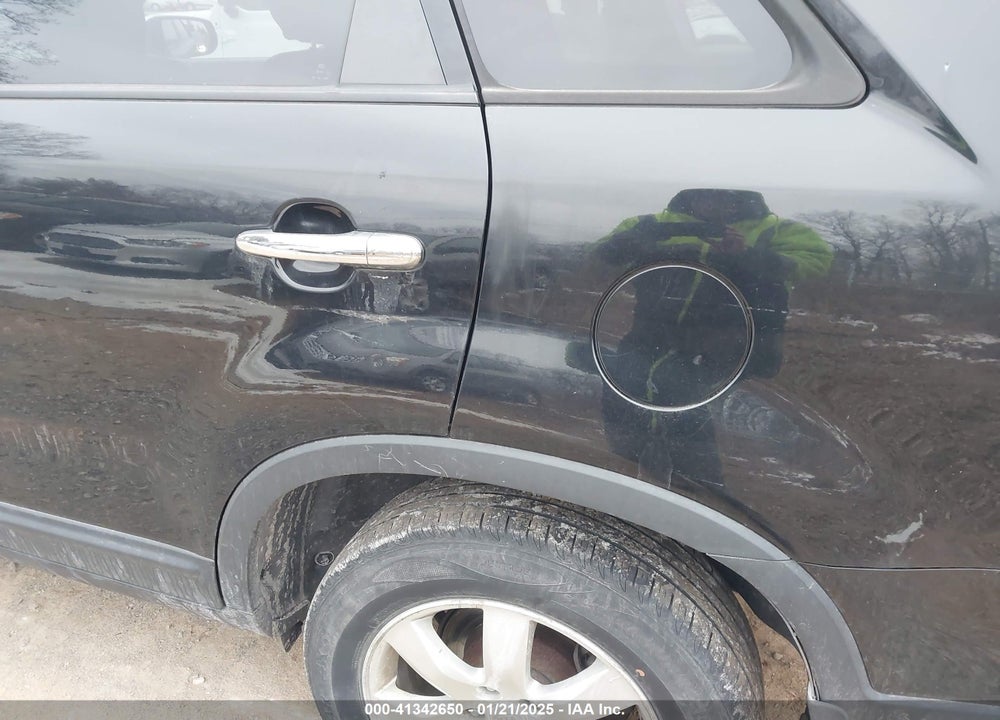 2011 KIA SORENTO LX VIN: 5XYKTCA18BG066169
