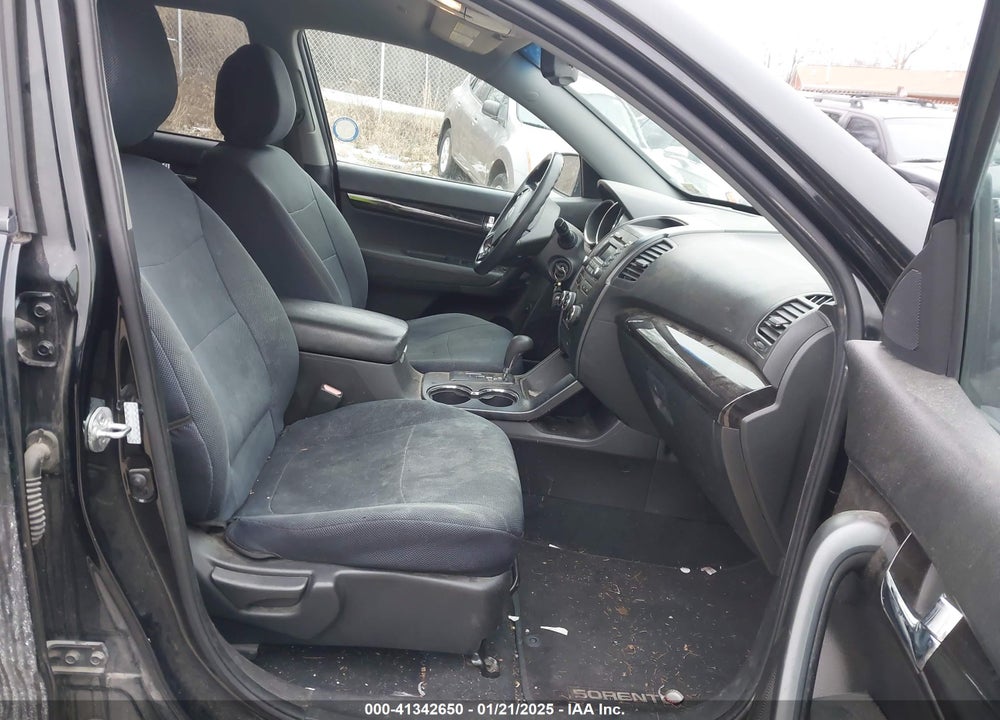 2011 KIA SORENTO LX VIN: 5XYKTCA18BG066169