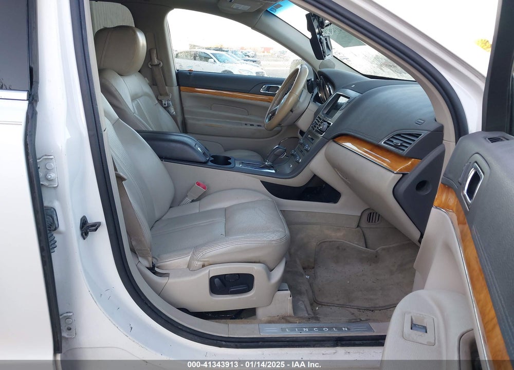 2011 LINCOLN MKT VIN: 2LMHJ5FR9BBJ52072