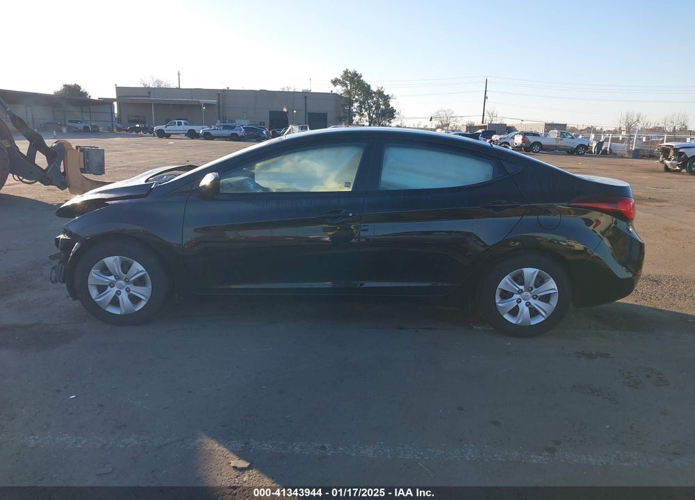 2016 HYUNDAI ELANTRA VIN: 5NPDH4AE5GH675738