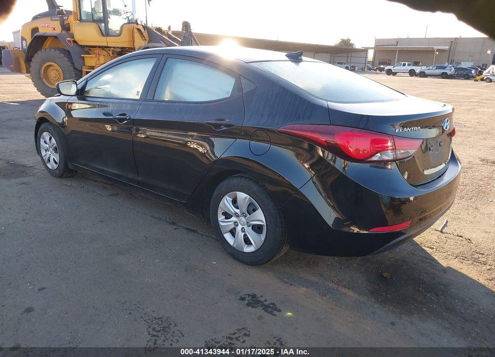 2016 HYUNDAI ELANTRA VIN: 5NPDH4AE5GH675738