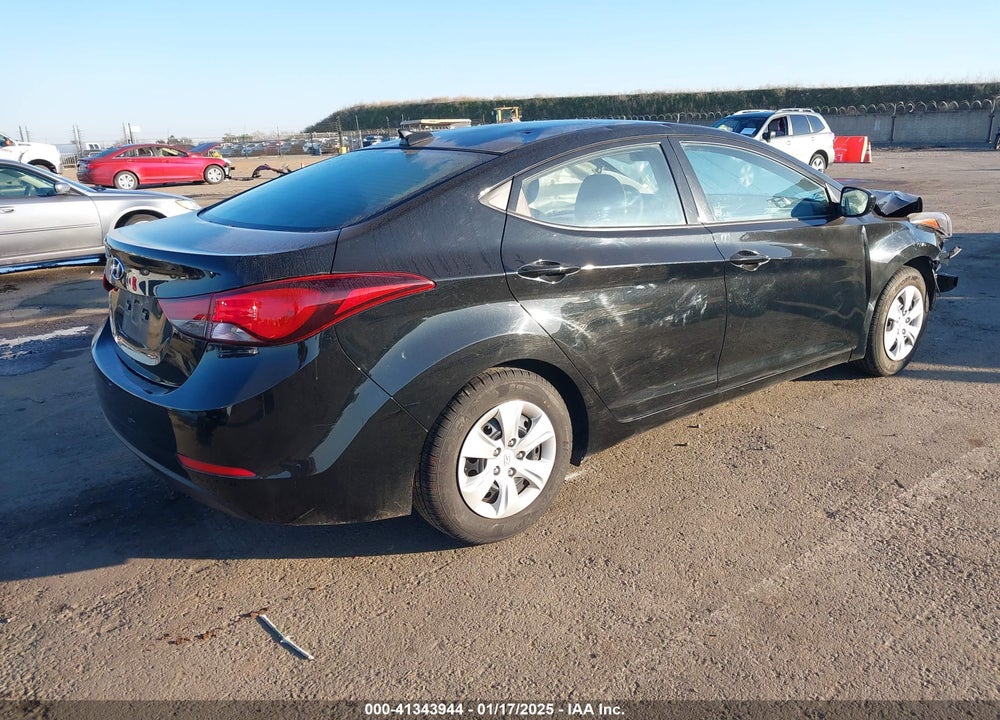 2016 HYUNDAI ELANTRA VIN: 5NPDH4AE5GH675738