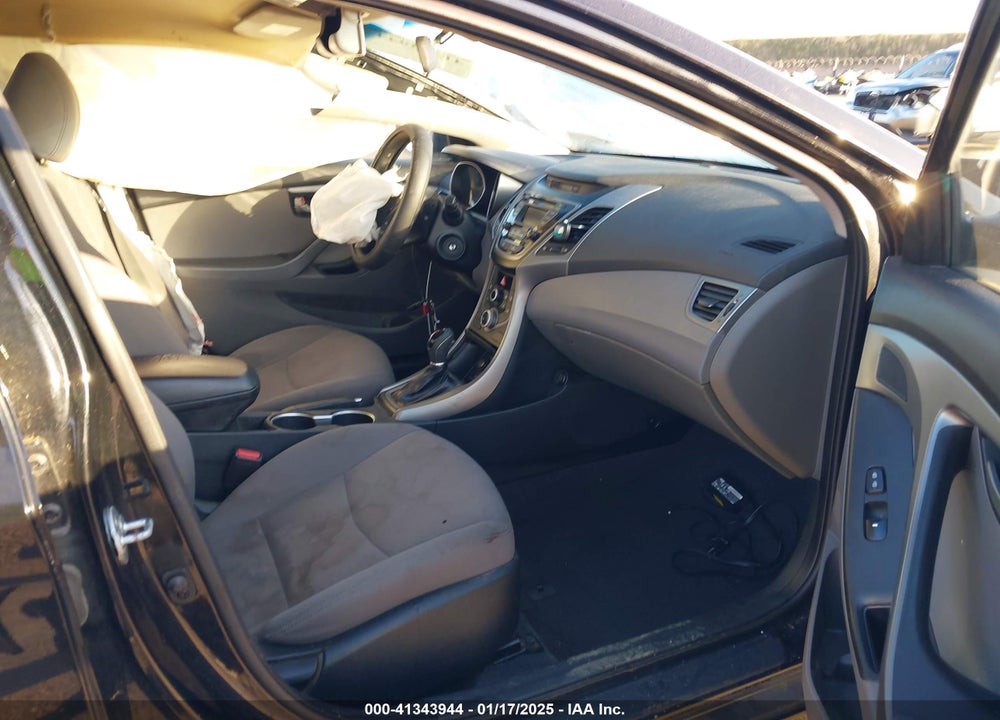 2016 HYUNDAI ELANTRA VIN: 5NPDH4AE5GH675738