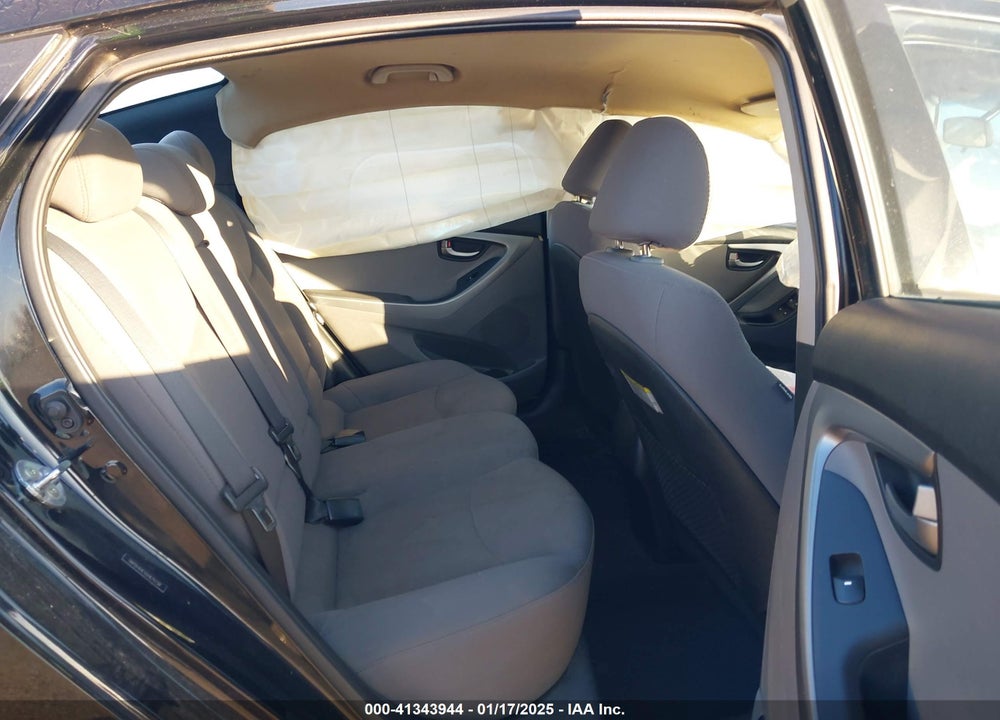 2016 HYUNDAI ELANTRA VIN: 5NPDH4AE5GH675738