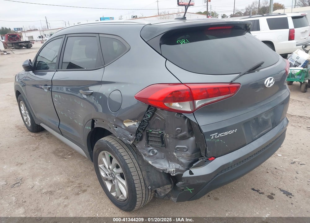 2017 HYUNDAI TUCSON SE VIN: KM8J33A40HU293963