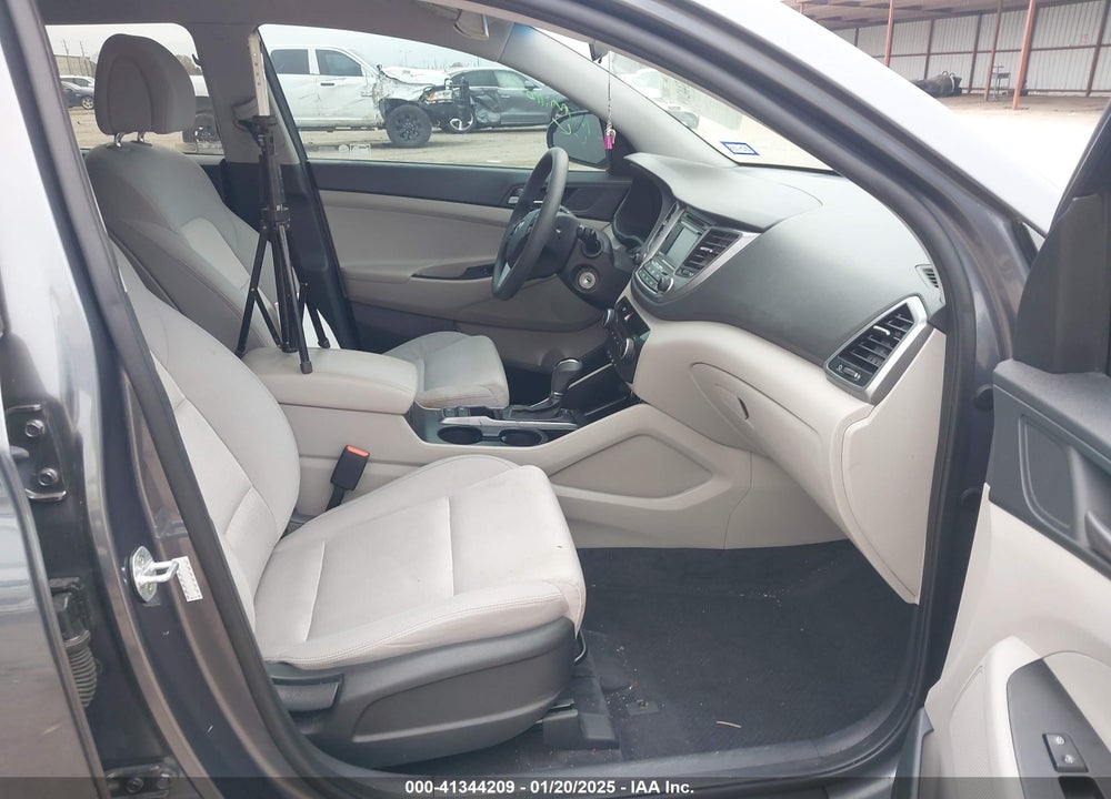 2017 HYUNDAI TUCSON SE VIN: KM8J33A40HU293963