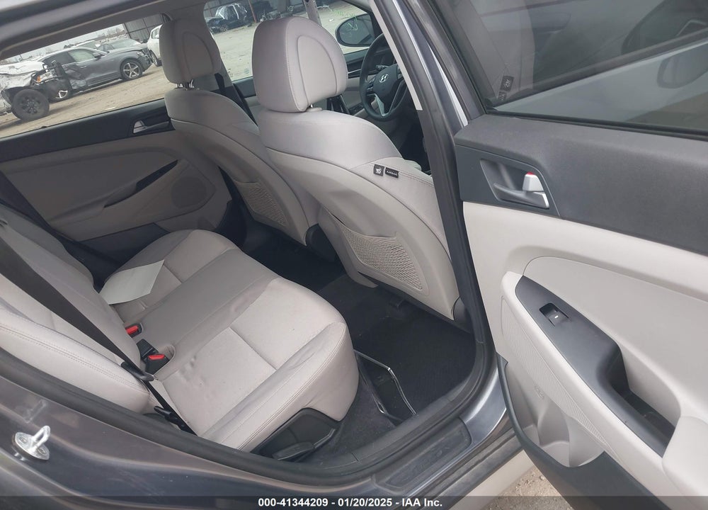 2017 HYUNDAI TUCSON SE VIN: KM8J33A40HU293963