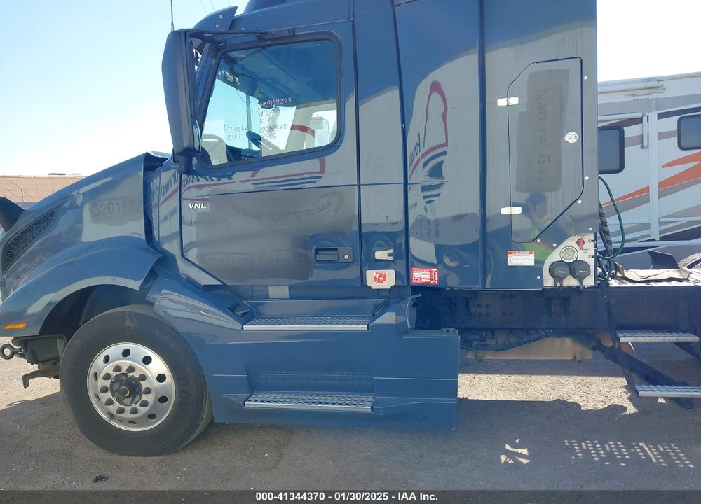 2021 VOLVO VNL VIN: 4V4NC9UG7MN282305