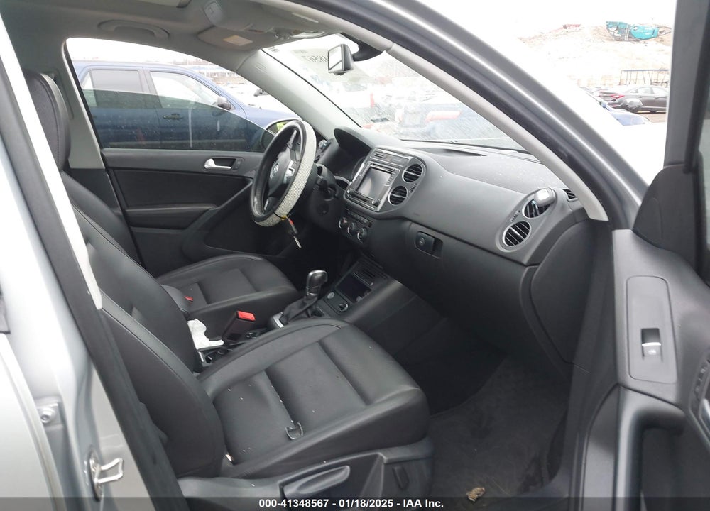 2017 VOLKSWAGEN TIGUAN VIN: WVGSV7AX8HK031345