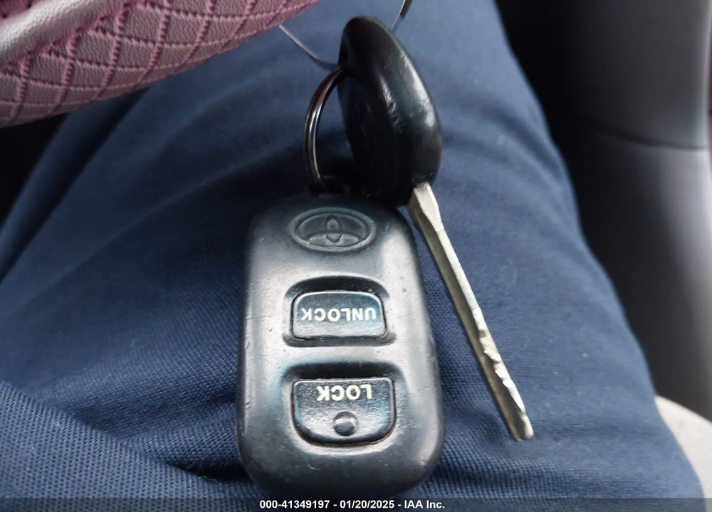2005 TOYOTA COROLLA LE VIN: 1NXBR32E45Z447564