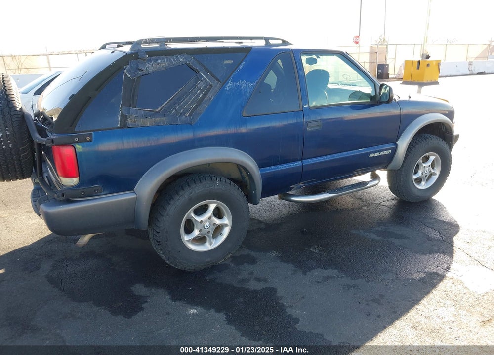 1998 CHEVROLET BLAZER LS VIN: 1GNCT18W8WK239805