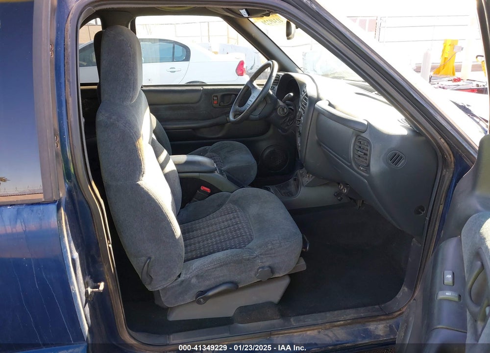 1998 CHEVROLET BLAZER LS VIN: 1GNCT18W8WK239805
